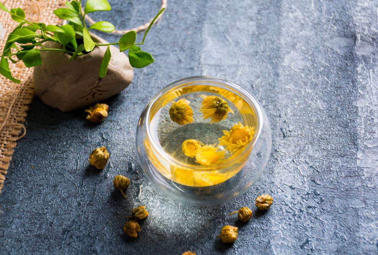 现在,来一杯桑葚菊花茶吧